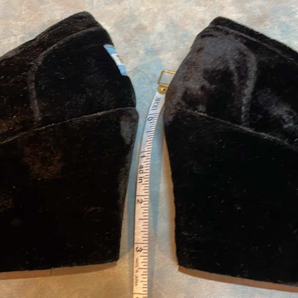 Toms black velvet wedge shoes (sz 8) - Picture 4 of 11
